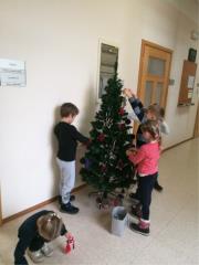 Učenci okrasili občinsko smrečico