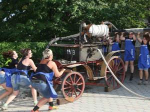 Tekmovanje s starimi in ročnimi brizgalnami