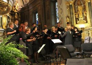 Zbor in orkester navdušila