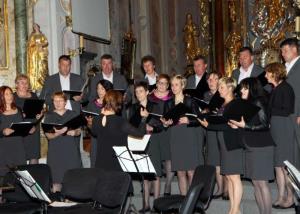 Zbor in orkester navdušila