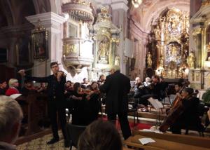 Zbor in orkester navdušila