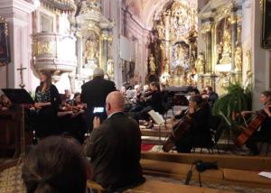 Zbor in orkester navdušila