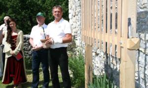 Potomka najstarejše trte na svetu sedaj tudi na gradu Žovnek