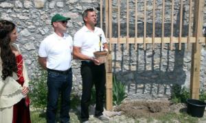 Potomka najstarejše trte na svetu sedaj tudi na gradu Žovnek