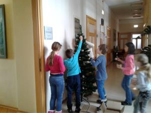 Učenci OŠ Braslovče okrasili novoletno smrečico