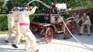 Več tekmovanj s starimi ročnimi in motornimi brizgalnami