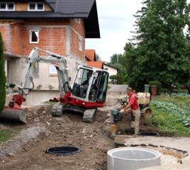 Pospešeno gradijo kanalizacijo