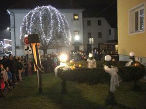 Blagoslov venca, prižig lučk in Labirint šepeta