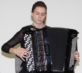 Prva nastopila Neža Torkar