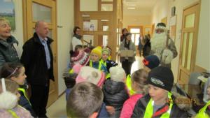 Prvošolci okrasili smrekico