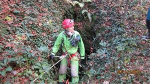 Čiščenje kraške jame "Brezno" na Dobrovljah