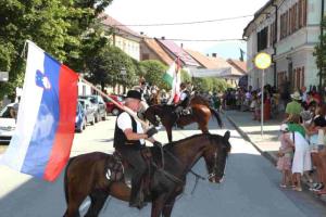 Na 53. prazniku hmeljarjev v Braslovčah izpraznili rekordno število vrčkov piva