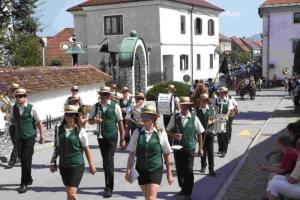 Na 53. prazniku hmeljarjev v Braslovčah izpraznili rekordno število vrčkov piva