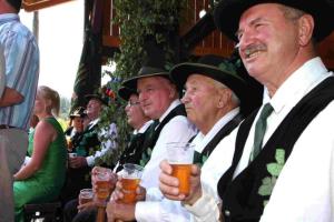 Na 53. prazniku hmeljarjev v Braslovčah izpraznili rekordno število vrčkov piva