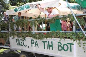 Na 53. prazniku hmeljarjev v Braslovčah izpraznili rekordno število vrčkov piva