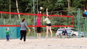 Braslovški odbojkarji in odbojkarice uspešno tudi na mivki