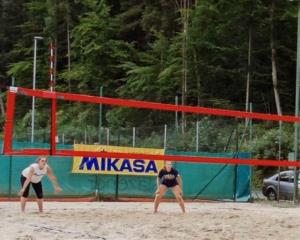 Braslovški odbojkarji in odbojkarice uspešno tudi na mivki