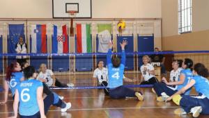 Slovenke prve na mednarodnem turnirju v odbojki sede
