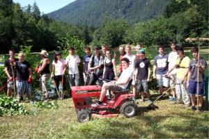 Delovna akcija mladih na braslovškem jezeru