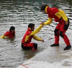 Gasilci izvedli vajo reševanje na vodi in iz vode